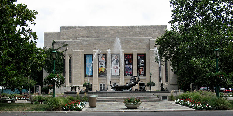 800px-IUB-Showalter_Fountain.jpg